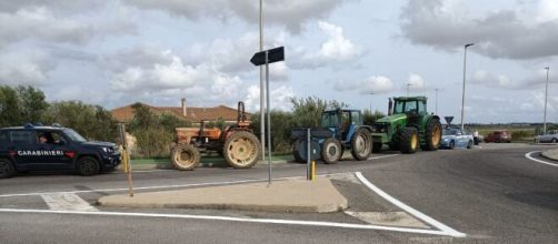 Crotone, protesta degli agricoltori sulla S.S. 106 - © Facebook / Isola Terra Nostra