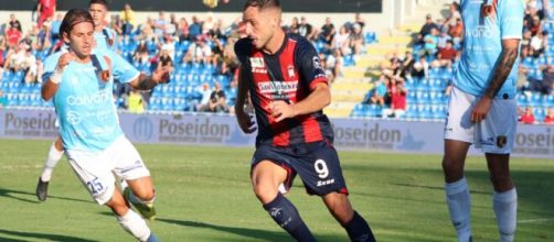 Guido Gomez, capitano del Crotone in azione - © Facebook / FcCrotone