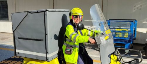 Portalettere al lavoro su uno scooter aziendale ©Poste Italiane