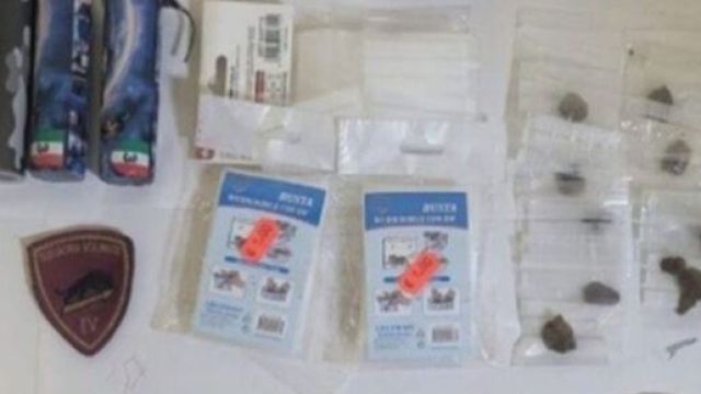 La droga e il materiale sequestrato dalla Polizia di Stato - &copy; Facebook / Questura di Crotone