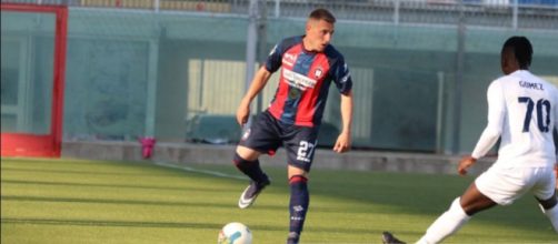 Andrea D'Errico con la maglia del Crotone - © Facebook / FcCrotone