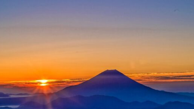 Un monte durante un tramonto (©pixabay.com)