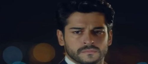 Burak Özçivit (Kemal) in scena, screenshot © Endless Love