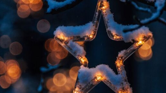 Una stella coperta di neve (©pixabay.com)