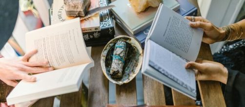 Lettura libri, incenso e pietre- ©Pexels.