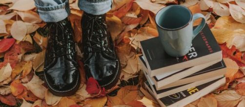 Scarpe autunnali, libri con tazza e foliage- ©Pexels.