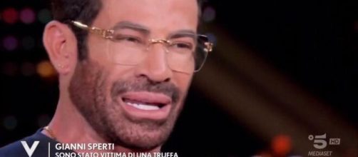 In foto Gianni Sperti (screenshot © Canale 5).