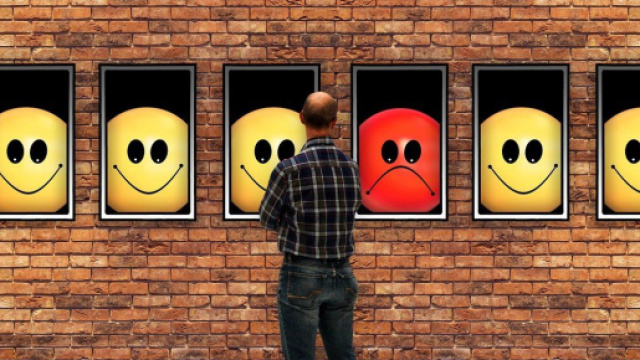 Uomo osserva le faccine &copy; Pixabay