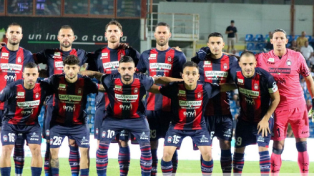 La formazione del Crotone scesa in campo nella gara prima gara dell'Ezio Scida - &copy; Facebook / FcCrotone