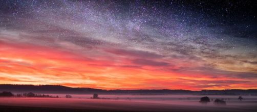 Un cielo stellato al tramonto (© Pixabay).