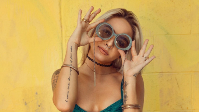 Donna in bralette con occhiali da sole - © Unsplash.