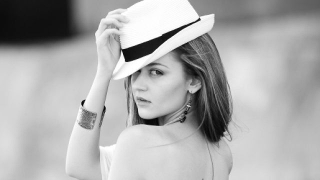 Donna con paglietta in bianco e nero - &copy; Pixabay