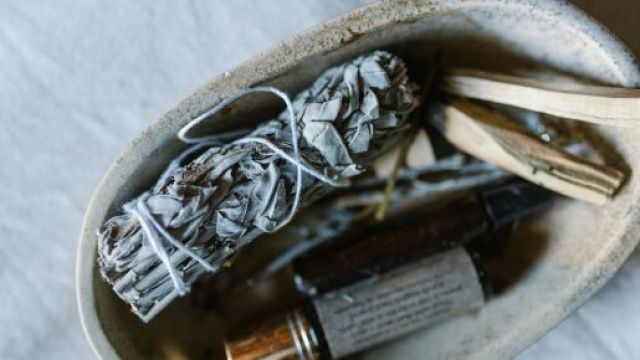 Incenso, palo santo e altri strumenti di purificazione - &copy;Pexels.