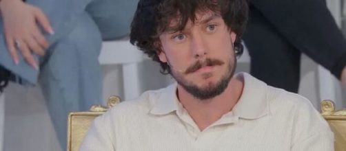 Michele Longobardi durante una puntata di Uomini e donne © Canale 5.