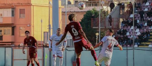 Matheus Reis in azione con il Locri - © Locri Calcio