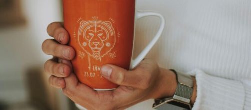 Tazza con segno zodiacale del Leone - ©Pexels