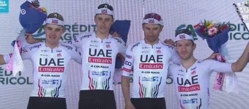 Pavel Sivakov con i compagni della UAe Emirates - © Youtube Giro d'Italia