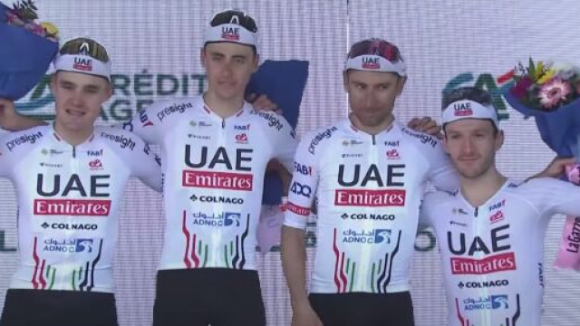 Pavel Sivakov con i compagni della UAe Emirates - &copy; Youtube Giro d'Italia