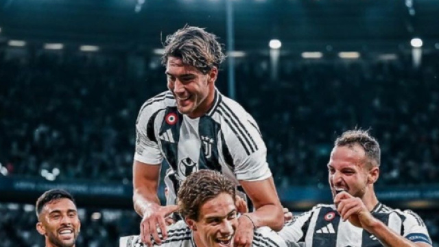 Vlahovic mentre esulta coi compagni - Foto Profilo © Instagram Vlahovic