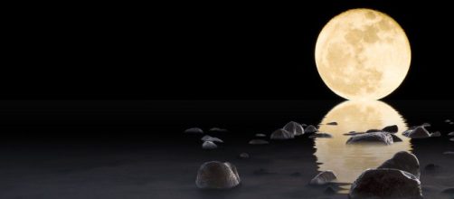 La Luna piena riflessa nell'acqua (© Pixabay).