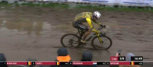 Wout van Aert nel ciclocross di Dendermonde - © Screenshot Eurosport