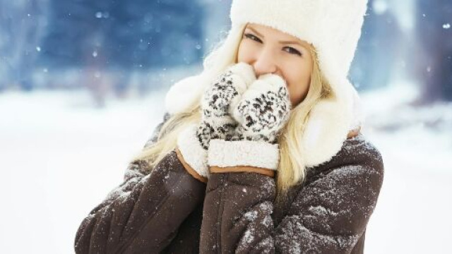 Donna felice nella neve - &copy; Pexel