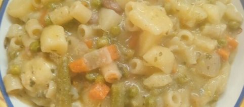 Minestra di pasta e verdure con il gorgonzola: un primo piatto invitante per l'inverno
