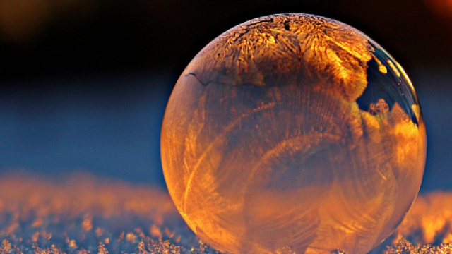 Sfera in vetro trasparente © Pexels.