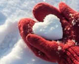 Mani che tengono un cuore di neve © Pixabay