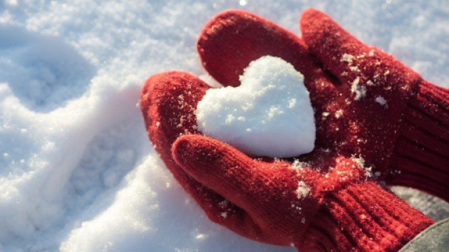 Mani che tengono un cuore di neve &copy; Pixabay