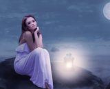 Ragazza con lanterna e la luna piena © Pixabay