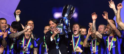 l'Inter alza la Supercoppa del 2024 © FC Inter.