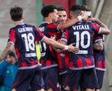 L'abbraccio dei calciatori del Crotone dopo il gol di Tumminello - © Facebook / FcCrotone