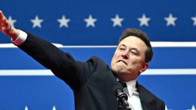 Il presunto saluto romano di Elon Musk © Screen capture della diretta