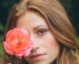 Ragazza che nasconde il viso con una rosa- © Pexels.