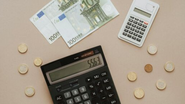 In foto calcolatrici e denaro - © Pexels.com