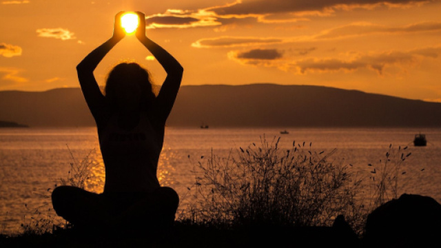 Posizione yoga con finta presa del disco solare - © Foto Bing IA.