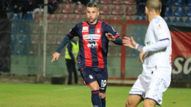 Alessio Tribuzzi con la maglia del Crotone &copy; Facebook
