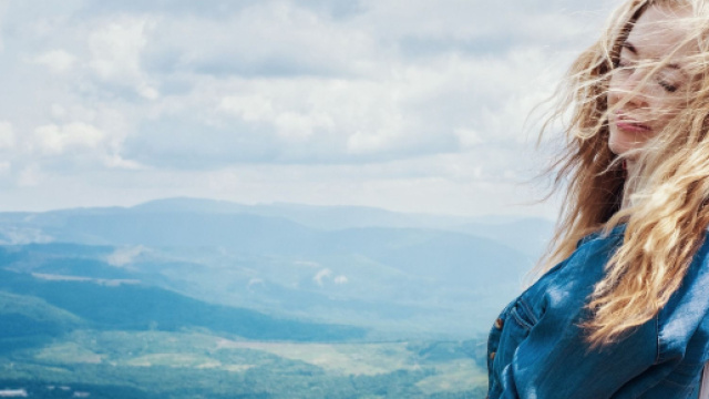 Donna con capelli al vento e volto sereno - © Pixabay.