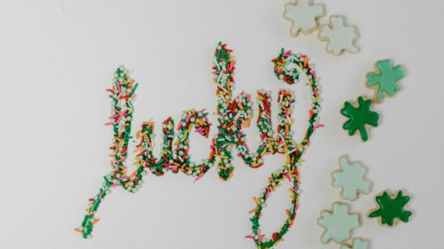 Scritta "fortunato" in inglese-- &copy; Pexels