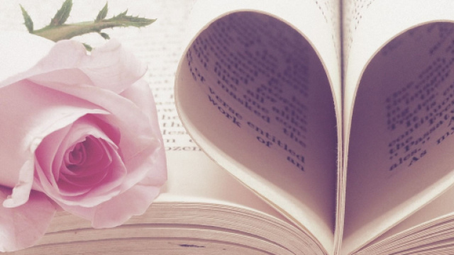 Rosa su libro con pagine a formare un cuore - &copy; Pixabay.