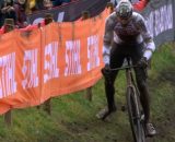 Mathieu Van der Poel nella gara di ciclocross di Maasmechelen - © Screenshot Eurosport.