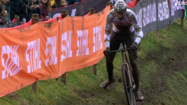 Mathieu Van der Poel nella gara di ciclocross di Maasmechelen, screenshot &copy; Eurosport