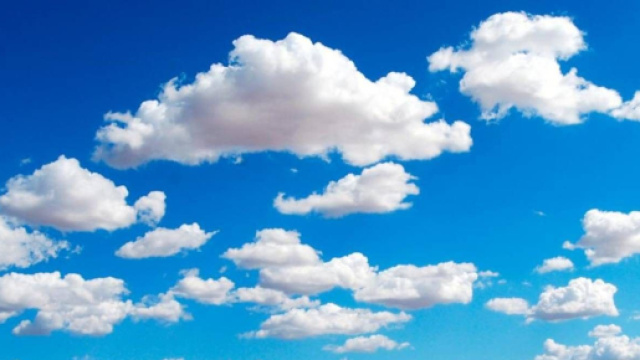 Nuvole sparse in cielo © Pexels