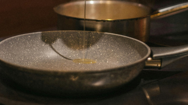 Una padella con olio &copy; Pexels.com