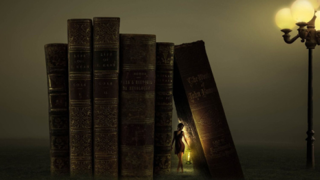 Immagine estemporanea con donna che esplora libri giganteschi - © Pixabay