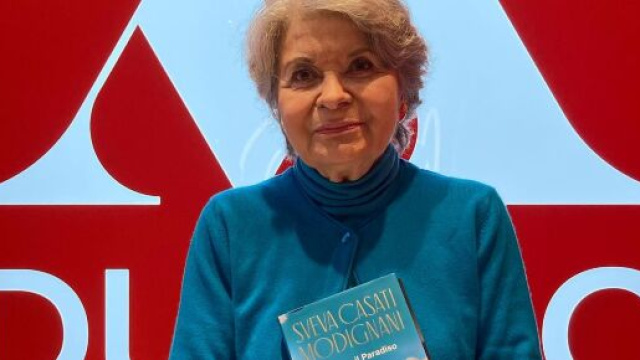 La scrittice Sveva Casati Modignani con il suo ultimo libro durante una presentazione - ©Mondadori Facebook