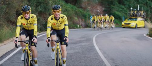 Simon Yates in allenamento con la Visma - © Youtube Visma Lease a Bike.