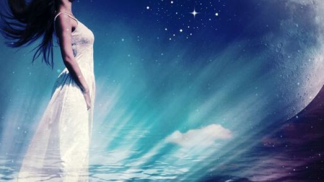 Una donna che osserva la luna e le stelle © Pixabay