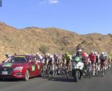 Ciclismo, la neutralizzazione all'AlUla Tour - © Screenshot Eurosport